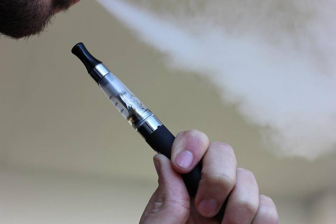 Seimo komitetas pritarė akcizą taikyti ir elektroninių cigarečių skysčiui
