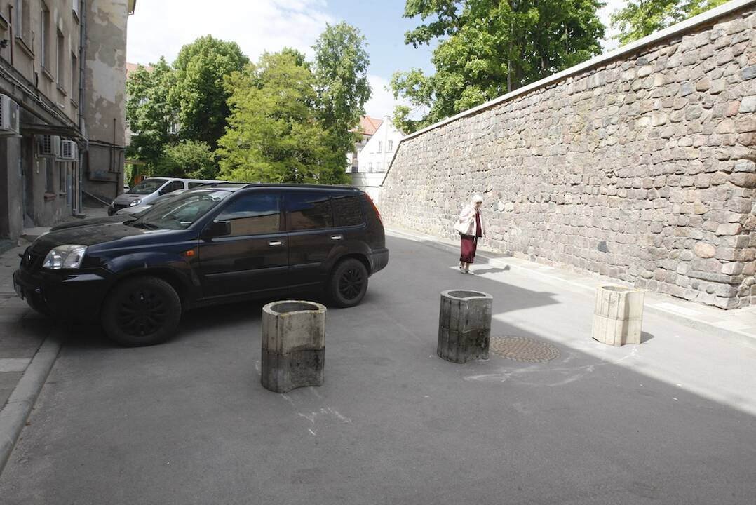 Veiksmai: senamiestyje esantis vietinės reikšmės kelias buvo užtvertas betoninėmis gėlinėmis. Dėl to savivaldybės Viešosios tvarkos skyrius pradėjo tyrimą.