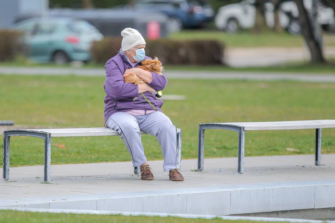 Emocijos: pagyvenusius žmones labiausiai sekina atimta galimybė susitikti su artimaisiais.