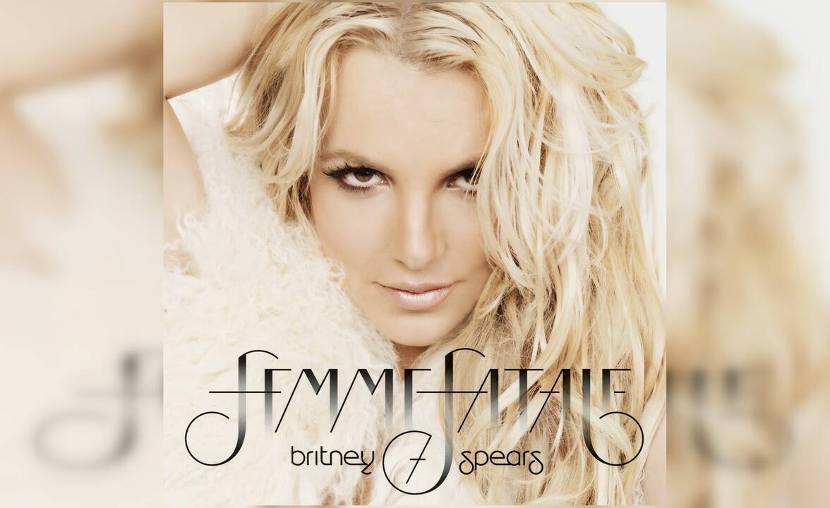 2011 — Britney Spears (Britni Spirs) išleido albumą „Femme Fatale“.