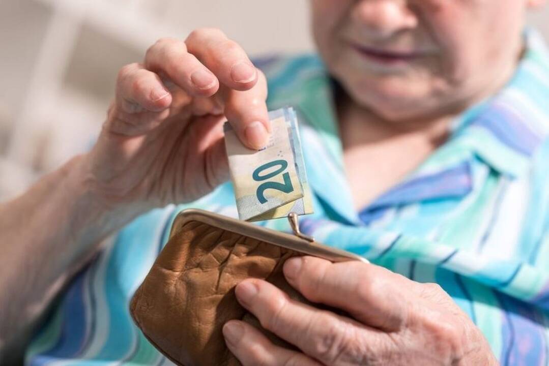 Įpročiai: žmonės dažniausiai grynuosius namuose laiko spintose po rūbais arba stalčiuose.