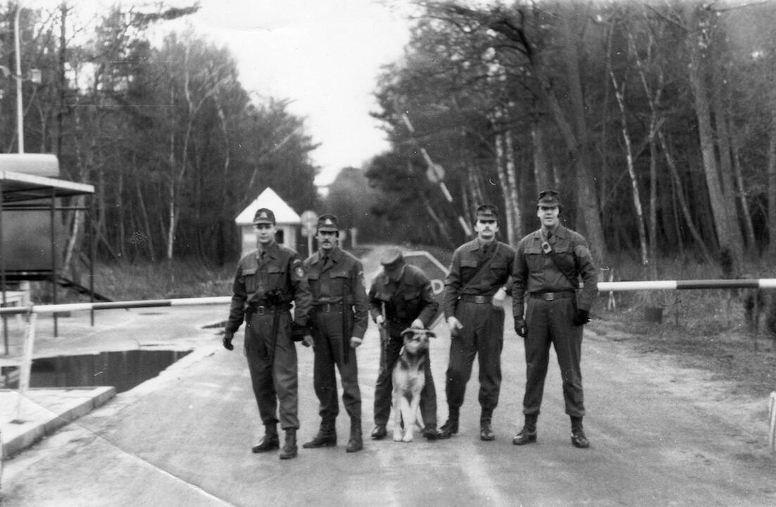 Pradžia: šie penki vyrai buvo pirmieji pasieniečiai, 1990 m. pradėję Lietuvos sieną saugoti be ginklų. R.Tučkus (antras iš kairės) ir G.Vyšniauskas (ketvirtas iš kairės) savo atsiminimuose atskleidžia tų laikų įtampą, tvyrojusią prie sienos su Kaliningrad