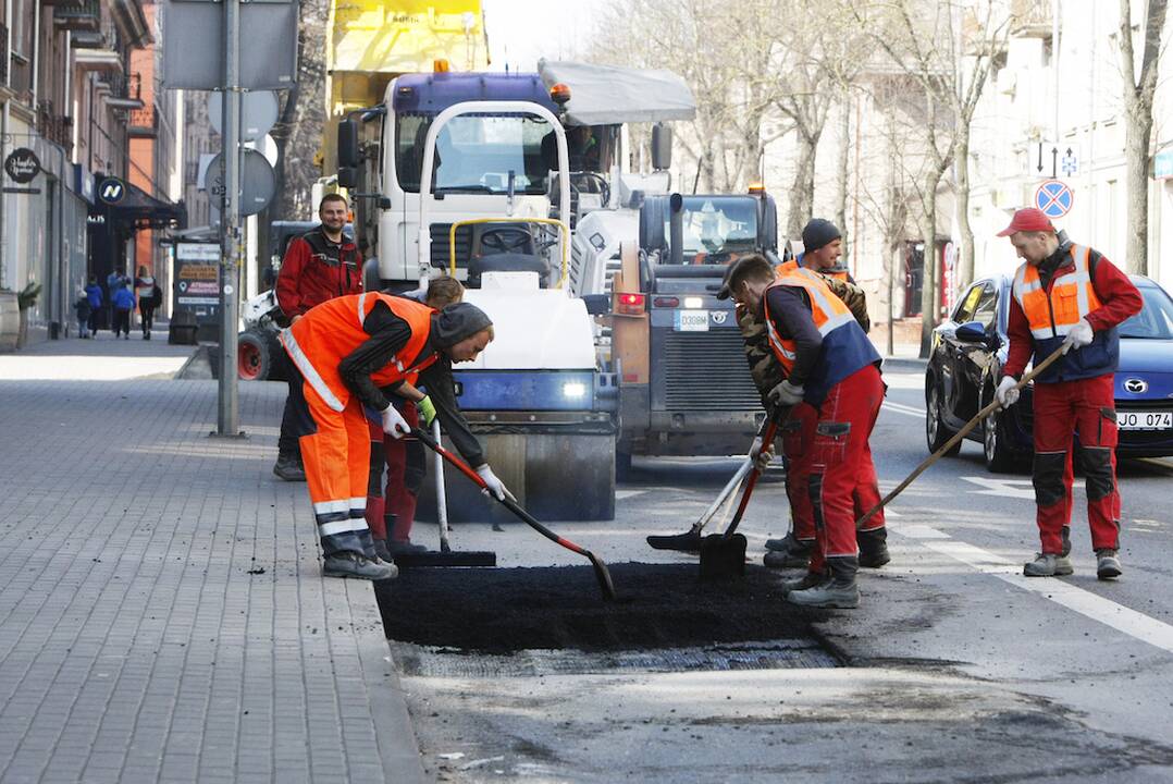 Asfaltas: pagaliau kelininkai siunčiami ne gatves lopyti, o tiesti ištisinę asfalto dangą. Pietinėje miesto dalyje tokie darbai vyks dviejose vietose.