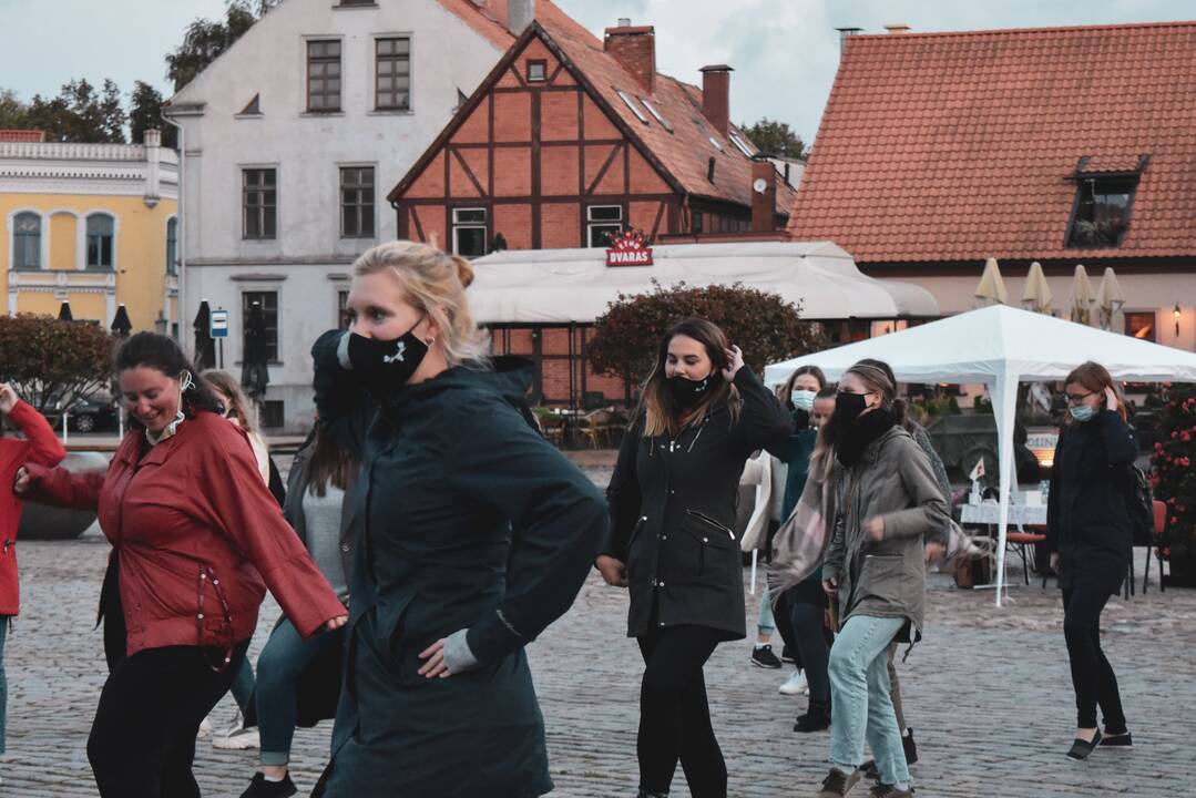 Šo­kiai: or­ga­ni­za­ci­ja sie­kia pri­trauk­ti žmo­nes į sa­vo pre­ven­ci­nę veik­lą įvai­riais ren­gi­niais, ku­riuo­se sa­vi­žu­dy­bės ir gy­ve­ni­mo te­mos dis­ku­tuo­ja­mos pa­si­tel­kiant įvai­rias for­mas.