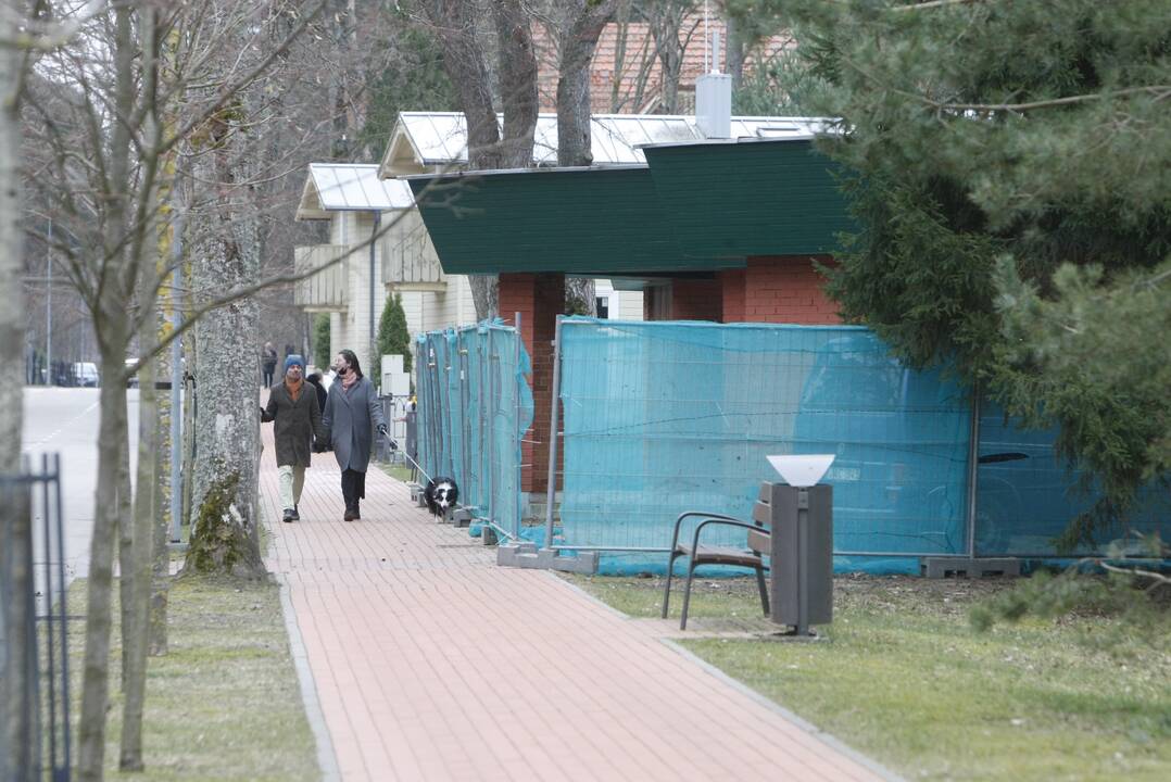 Savivalė: Palangoje, Kęstučio gatvėje esančiame milijoninės vertės žemės sklype, be jokių valstybės institucijų leidimų planuoti kažkokie statybos darbai, tačiau po įspėjimo statybinė tvora buvo skubiai pašalinta.