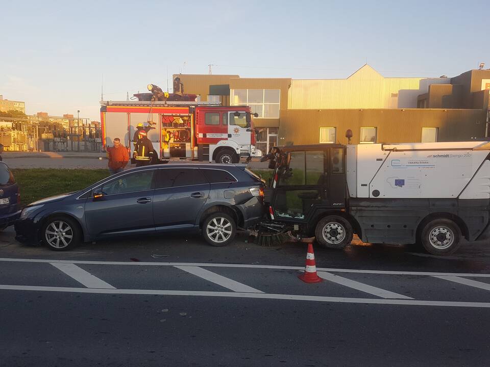 Gatvių šlavimo mašina sukėlė avariją: per girto vairuotojo manevrus nukentėjo dar trys automobiliai