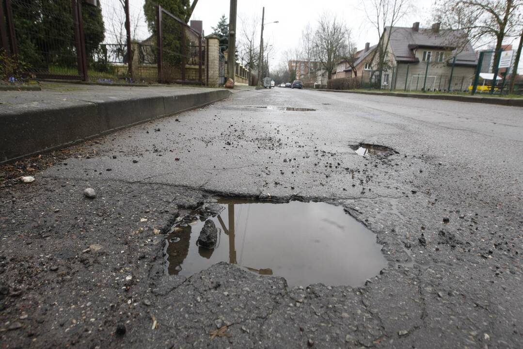 Investicijos: Ąžuolų gatvės gyventojai prašo miesto valdžios suremontuoti šaligatvius ir gatvės dangą, pakeisti kybantį stulpą.