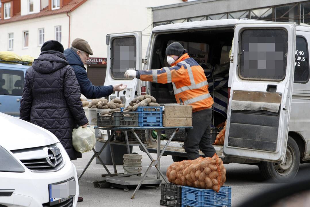 Sumenko: nors karantino metu maisto produktais prekiauti turguje ir leidžiama, esą pirkėjų skaičius labai sumažėjo.