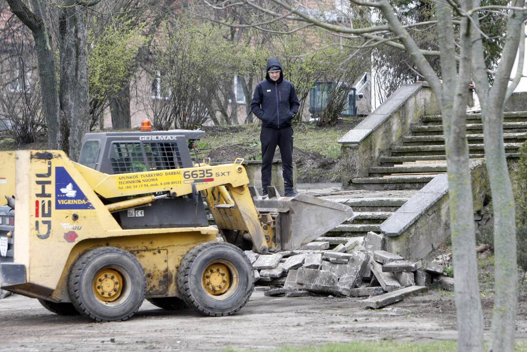 Darbai: Klaipėdos "Žaliakalnio" gimnazijos remontas pajudėjo į priekį – dirbama tiek pastato viduje, tiek kieme.