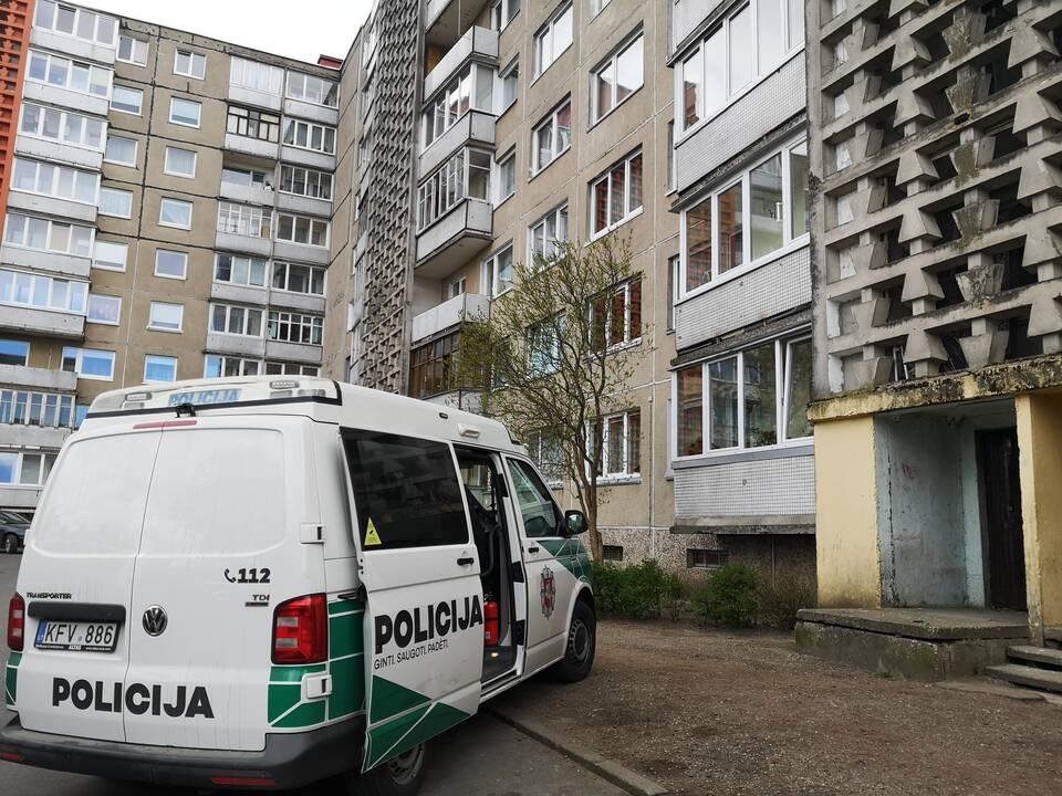 Baigtis: pradėję kuopti šiukšlėmis užverstą butą, namų valdų darbuotojai aptiko mirusį šeimininką ir iškvietė policiją.
