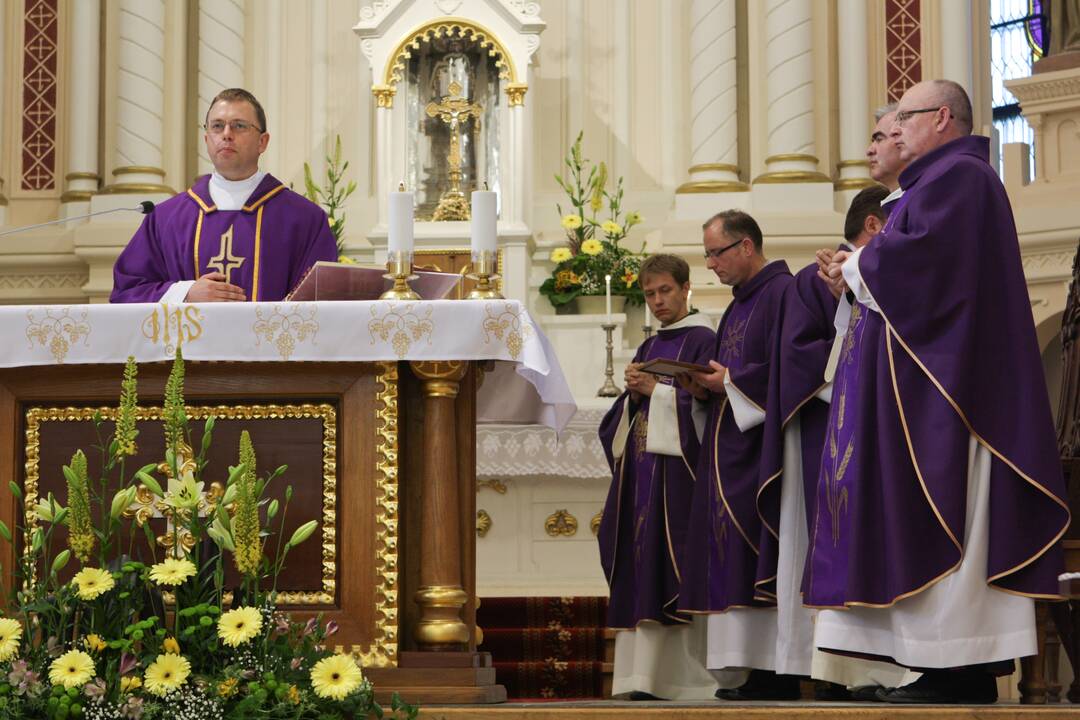 Paskyrimas: popiežius Pranciškus birželio 1-ąją Telšių vyskupu paskyrė A.Jurevičių (kairėje).