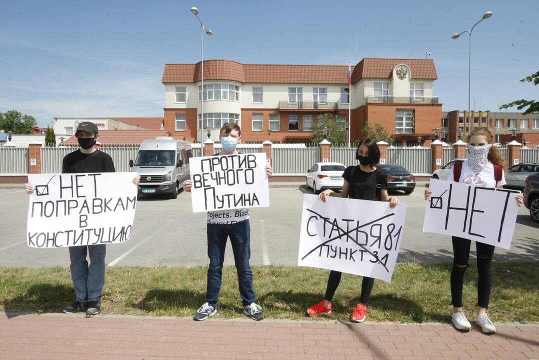 Pozicija: keli jaunuoliai piketavo laikydami plakatus, kuriais reiškė nepritarimą Rusijos konstitucijos pataisoms.