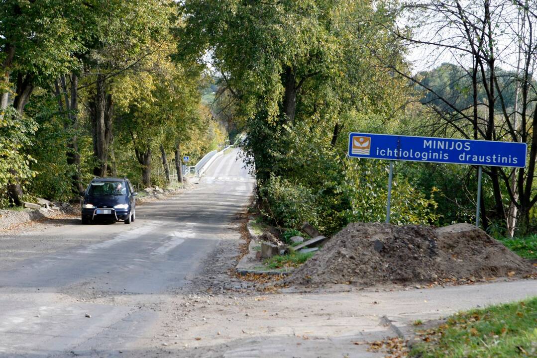 Pokyčiai: tokius vaizdus gargždiškiai netrukus pamirš. Šį kelią ruošiamasi rekonstruoti iš esmės – atsiras šaligatviai, dviračių takas, apšvietimas ir naujas asfaltas.
