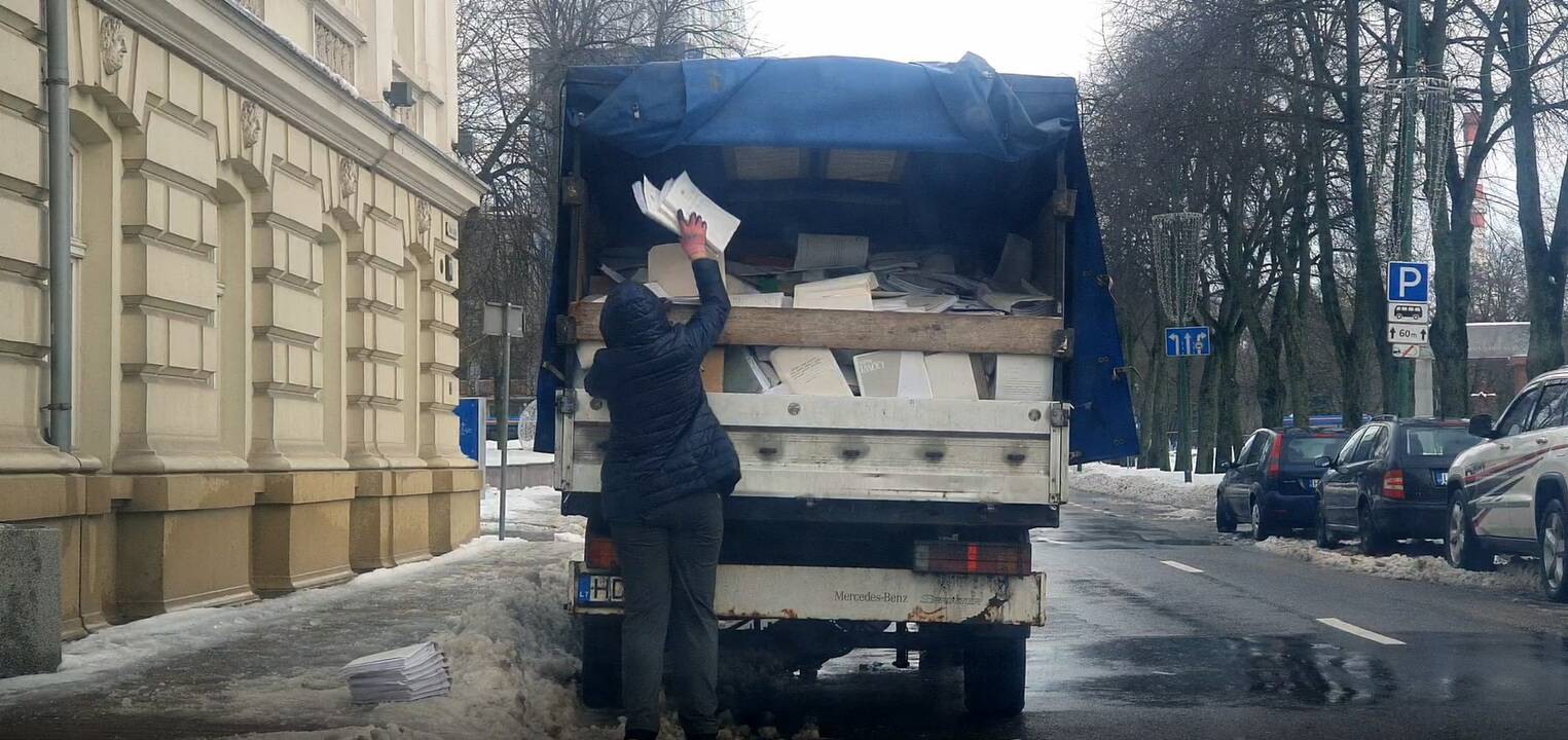 Veiksmai: į šalia rotušės sustojusį automobilį darbuotojai sumetė daugybę segtuvų su dokumentais.