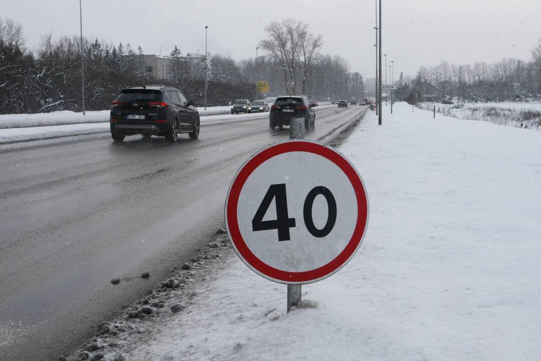 Situacija: vairuotojai, išvydę paliktą kelio ženklą, privalo spausti stabdžius ir riedėti 40 km/val. greičiu. Tai, kad ženklą pamiršo apsukti čia dirbusi policijos patrulių pamaina, dar nieko nereiškia – ženklas yra ženklas.