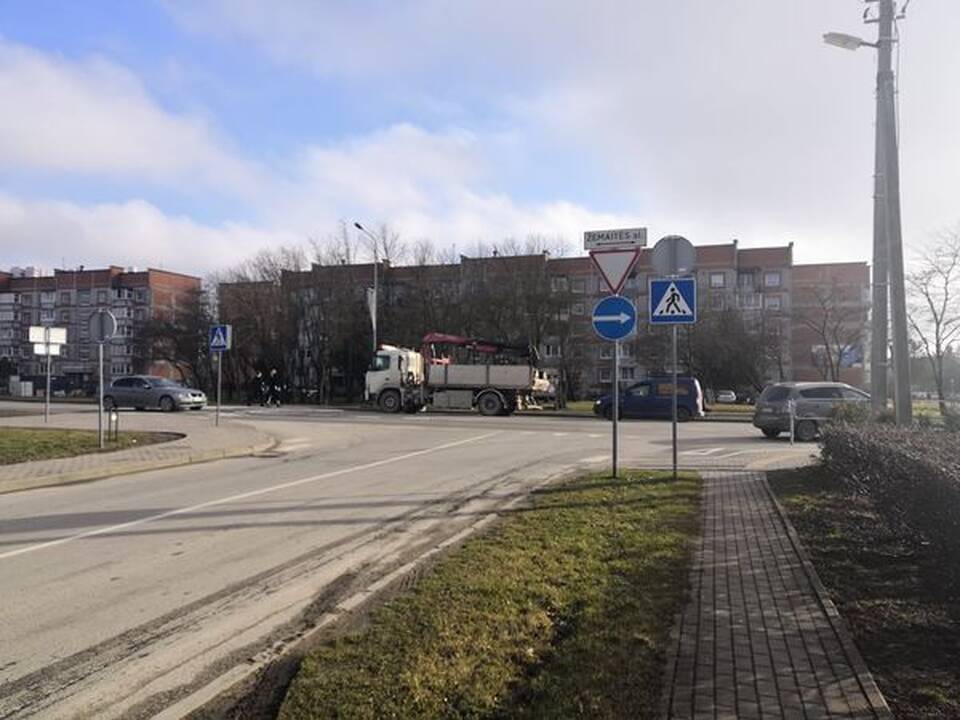 Permainos: kretingiškiai nuo šiol į prekybos centro Žemaitės alėjoje aikštelę galės įsukti tik viena įvaža.