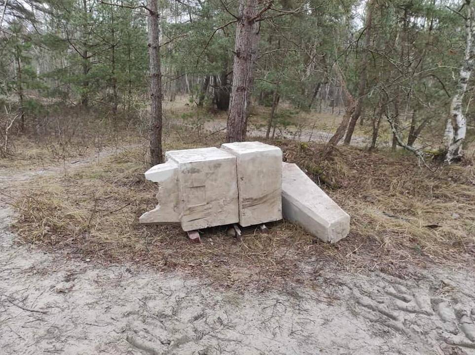 Sumanymas: pasienyje tarnybą baigę klaipėdiečiai susibūrė į pasienio istorijos mylėtojų klubą ir nusprendė išgelbėti audros nuverstą bei po smėliu palaidotą istorinį sieną žymėjusį ženklą.