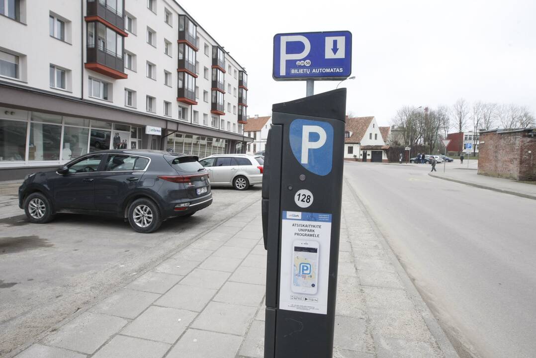 Skirtumai: ant šaligatvio stovintis parkomatas skirtas apmokėti už mašinos stovėjimą tik aikštelėje. Prie gatvės – jau kita zona, už stovą joje reikia mokėti gerokai toliau įrengtame parkomate.
