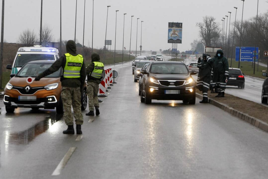 Patikra: šventinį savaitgalį policijos pareigūnai vos spėjo suktis, postai visas tris dienas buvo kilnojami iš vienos vietos į kitą.