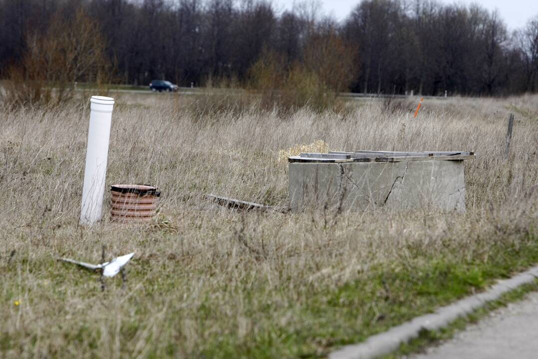 Laukimas: kol kas daugybė sklypų savininkų dar nepasirūpino uždengti komunikacijų šulinius.