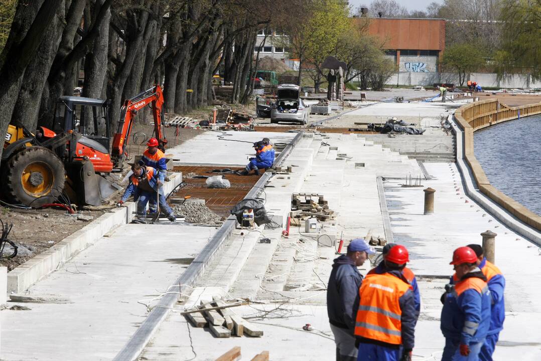 Darbuojasi: krantinėje jau klojamos terasinės lentos.