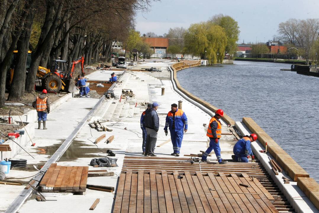 Darbuojasi: krantinėje jau klojamos terasinės lentos.
