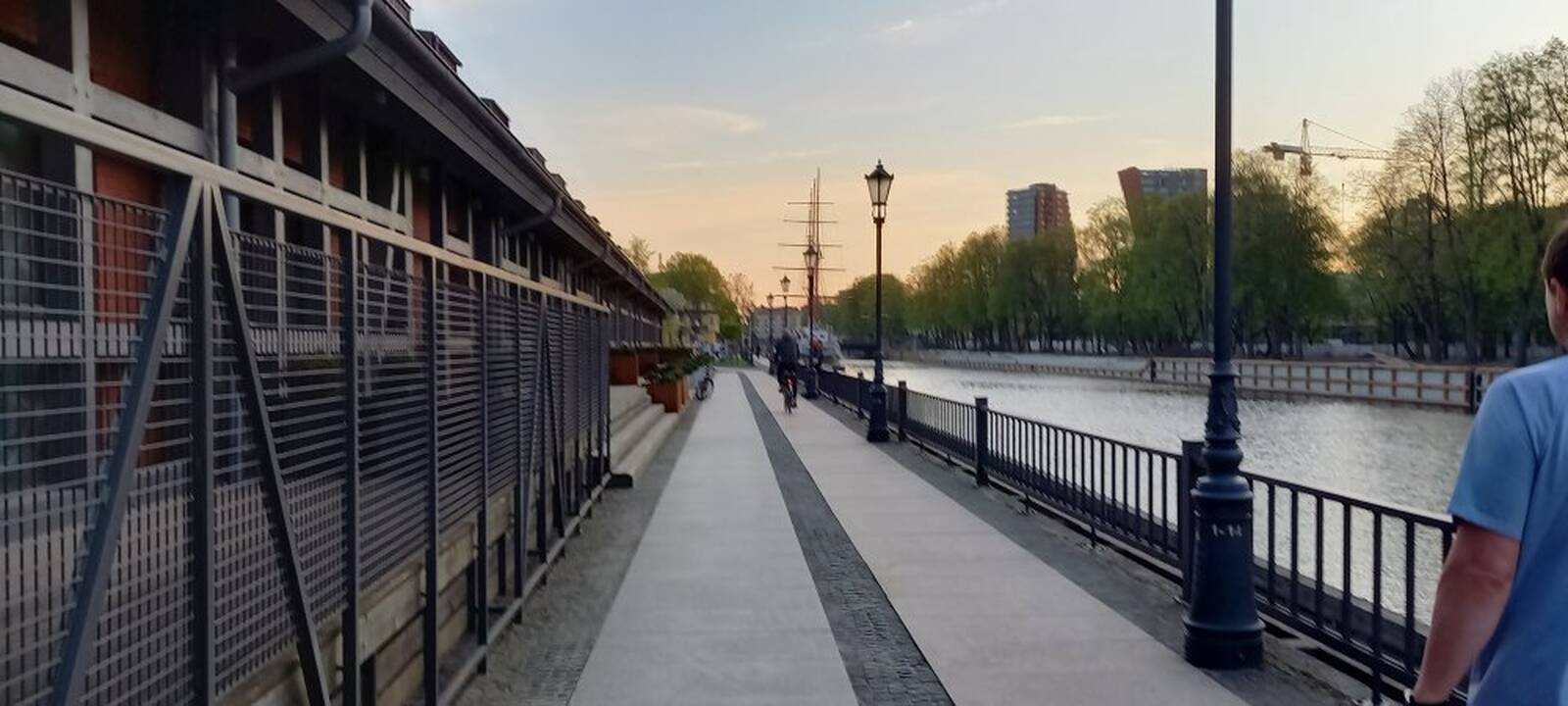 Nesutarimai: Smiltelės gatvėje dviratininkai suka ratus aplink stotelės paviljoną, o dviračių take palei Dangę vyksta ginčai tarp pėsčiųjų ir dviratininkų.