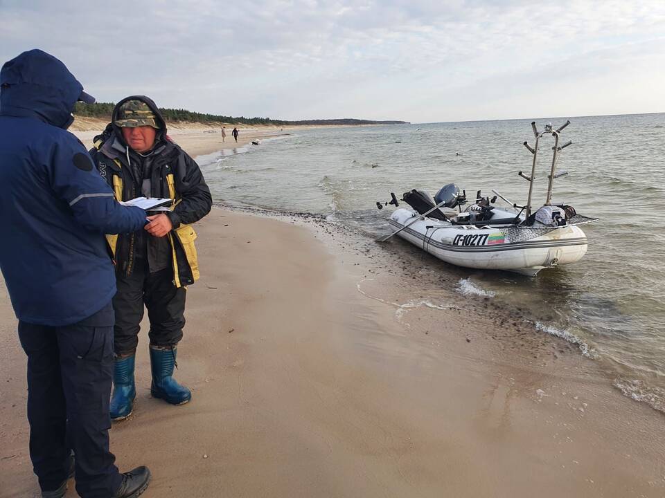 Patikra: jūros priekrantėje žvejojančius žvejus specialistai perspėja dėl įsigaliojusių žvejybos reikalavimų.