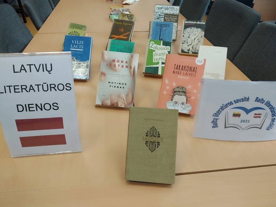 Pažintis: Klaipėdos Baltijos gimnazijos bibliotekoje surengta paroda buvo skirta "Baltų literatūros savaitei".