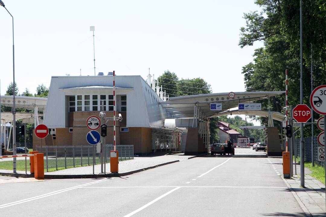Darbuojasi: labiausiai susidėvėjusias Tiltų gatvės vietas planuojama patvarkyti per porą savaičių.