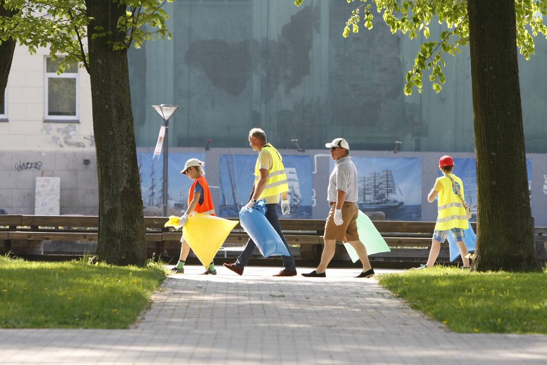 Šiukšlės: šiemet dėl pandemijos nevyko tradicinės pavasarinės talkos, tad nemažai prišiukšlintų teritorijų mieste teko sutvarkyti savivaldybės lėšomis.