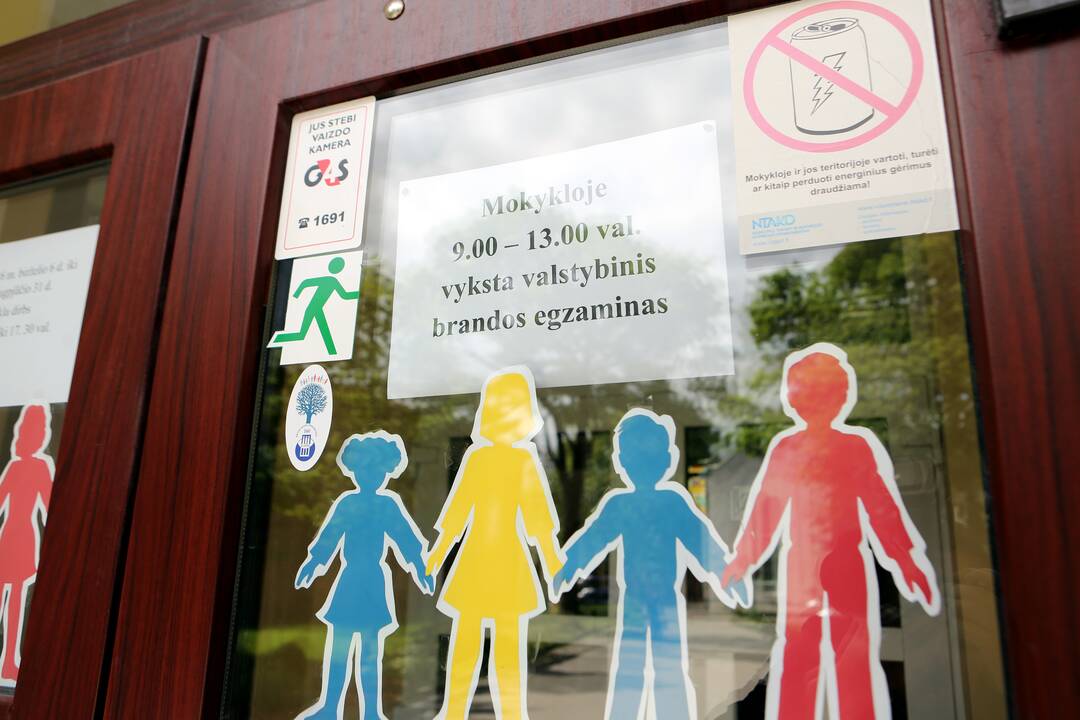 Naujovės: per egzaminus šiemet abiturientams nebus užduočių, kurioms atlikti reikėtų praktinių užsiėmimų ir eksperimentų.