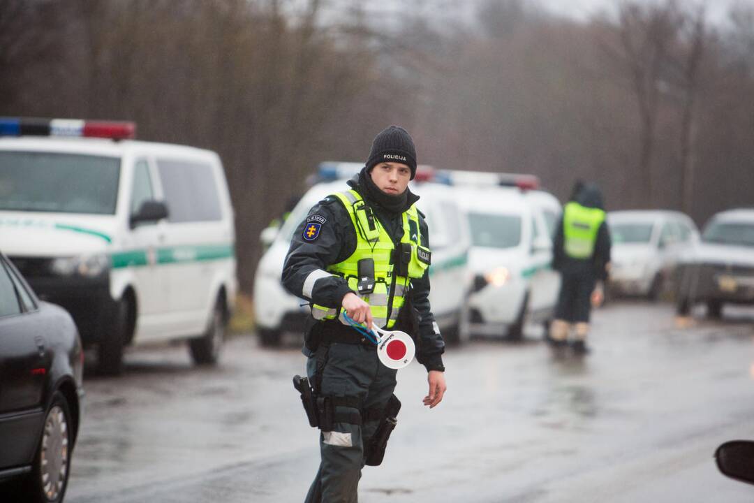 Specifika: policininkai ypač didelį dėmesį kreips į važiuojančius pilnus žmonių automobilius.