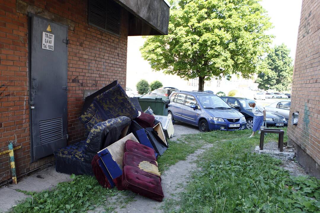 Šiukšlintojai: šalia 36-ojo Taikos prospekto bendrabučio jau kelias savaites riogso išardyta sofa.