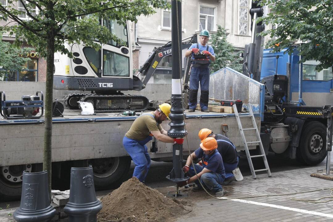 Darbai: Liepų gatvėje naujais, dekoratyviniais toliau keičiami seni gatvių apšvietimo žibintai.