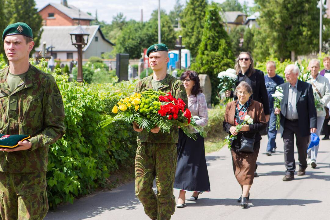 Perlaidotas jūrų karininkas R. B. Nakas