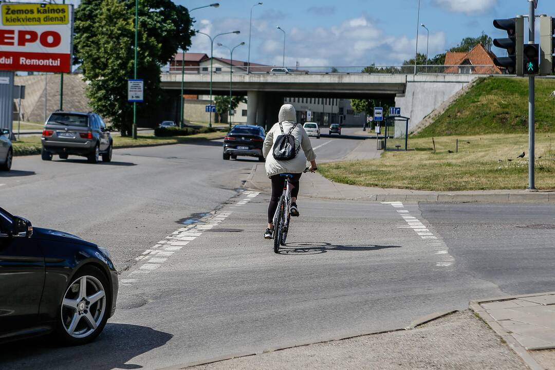 Vaizdas: klaipėdiečiai skundžiasi jau ne vienus metus laukiantys gatvės remonto.