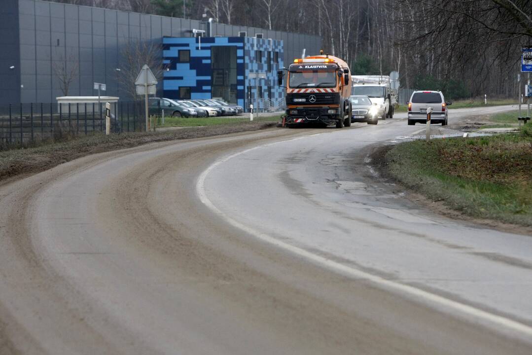 Lietus: pažliugusi žemė prilimpa prie sunkvežimių ratų ir sugula storu sluoksniu ant kelio, todėl įmonė priversta nuolat jį valyti.
