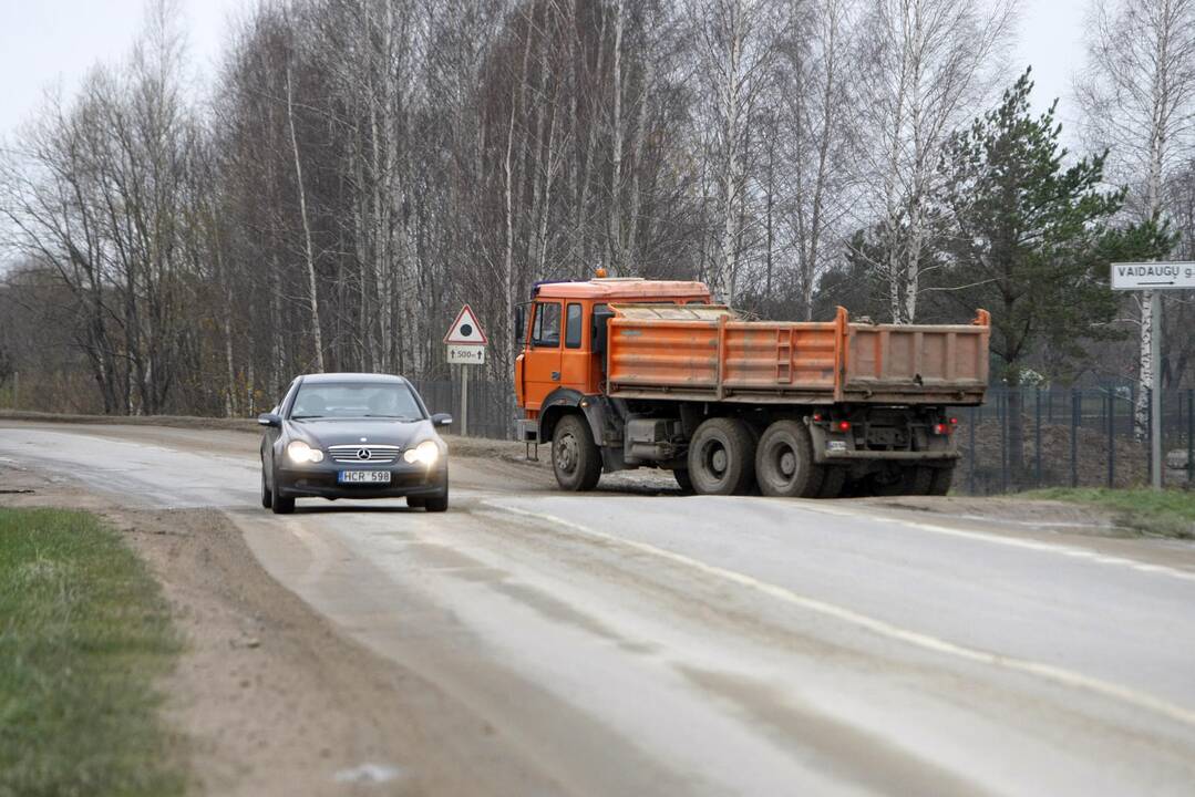 Lietus: pažliugusi žemė prilimpa prie sunkvežimių ratų ir sugula storu sluoksniu ant kelio, todėl įmonė priversta nuolat jį valyti.