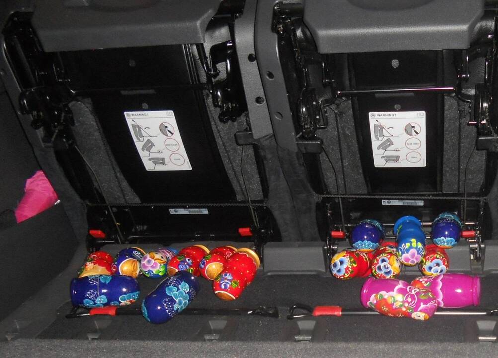 Įkliuvo: medinės lėlės slėpėsi įvairiuose automobilio vietose, tačiau iš jų buvo iškrapštytos.