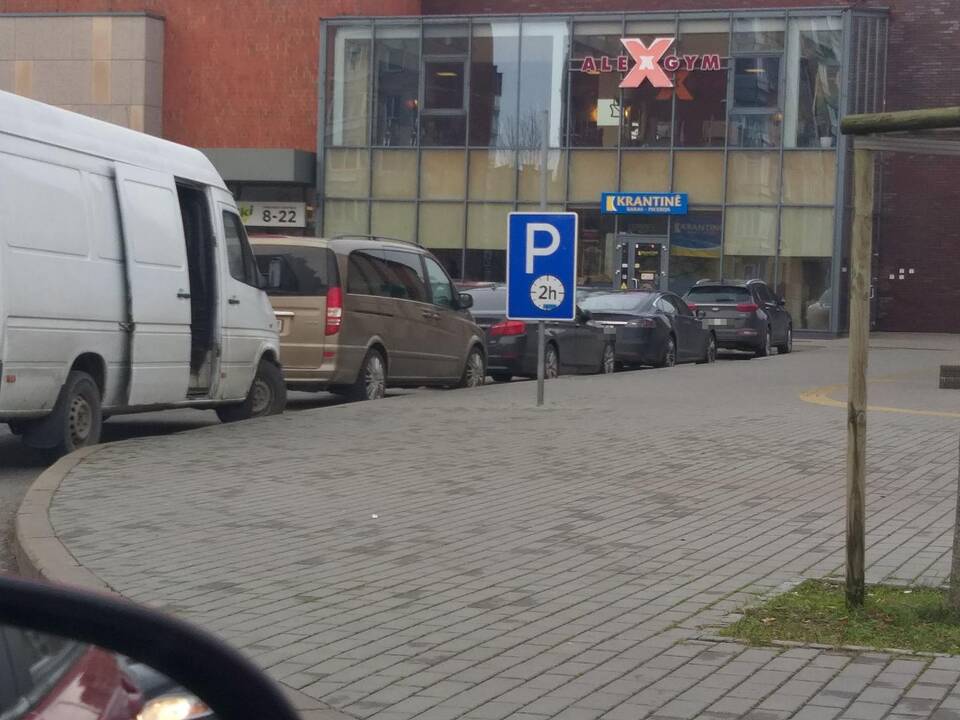 Problema: neapsikentę klaipėdiečiai fotografuoja automobilius, tikėdamiesi sugėdinti jų savininkus.