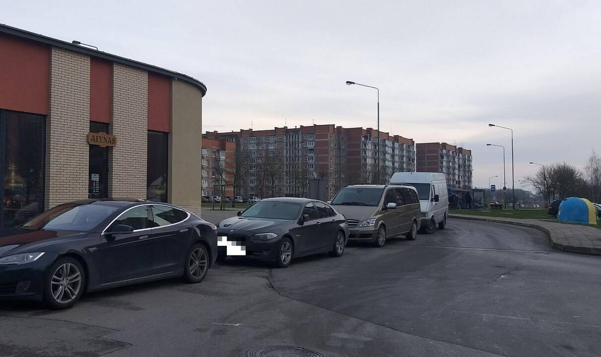 Problema: neapsikentę klaipėdiečiai fotografuoja automobilius, tikėdamiesi sugėdinti jų savininkus.