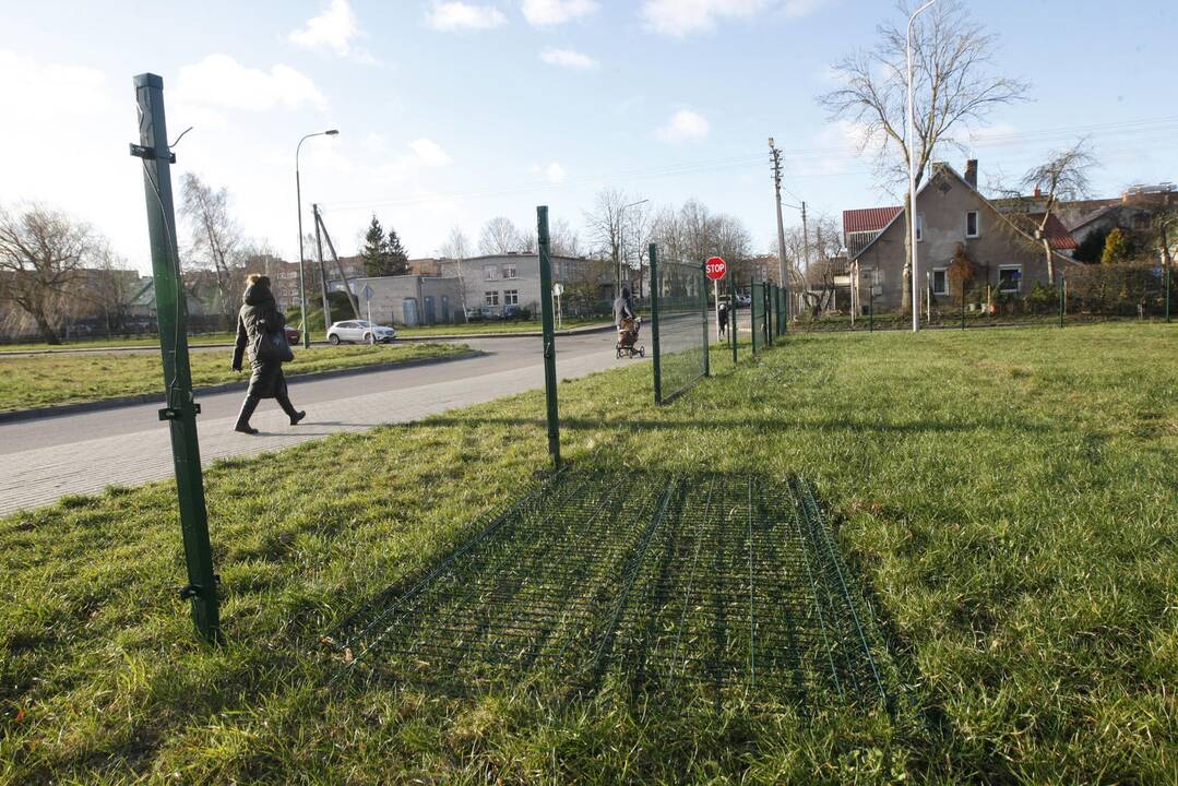 Nuostolis: chuliganų sulaužyta tvora jau ilgą laiką guli nejudinama.