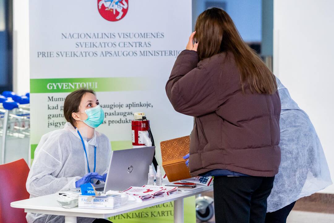 Prevencija: Nacionalinio visuomenės sveikatos centro specialistai ėmėsi laikinųjų papildomų atsargos priemonių koronaviruso grėsmei suvaldyti ir visuose trijuose Lietuvos oro uostuose konsultuoja Kinijoje keliavusius asmenis.