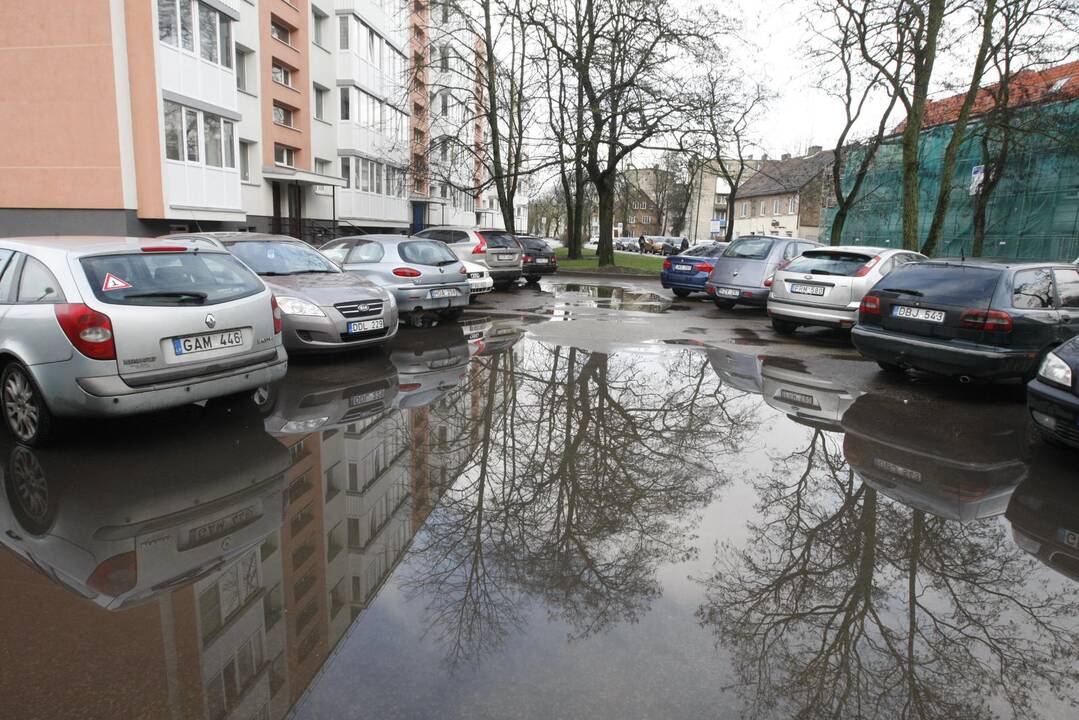 Situacija: šiuo metu dalis Rumpiškės gatvės kiemų skendi vandenyje, todėl juose žadama įrengti lietaus nuotekų tinklus.