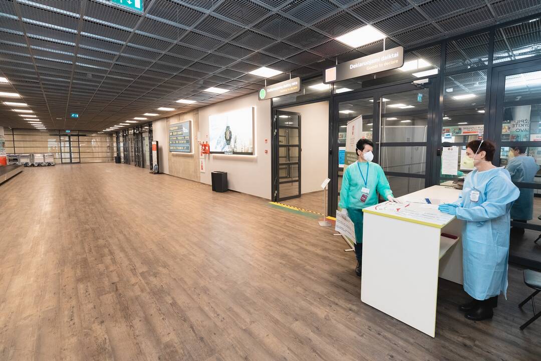 Patikra: nors daugelyje Europos oro uostų keleiviai nėra tikrinami, Lietuvoje keliautojus vis dar pasitinka apsauginiais rūbais vilkintys Visuomenės sveikatos centro darbuotojai.