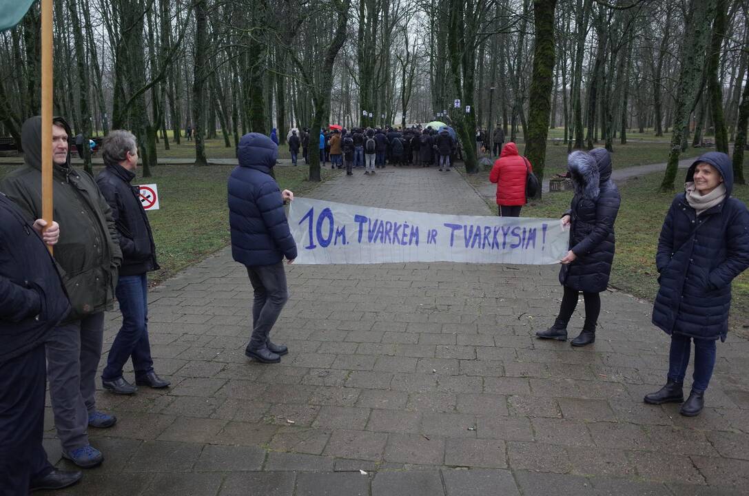 Susipriešino: Gargždų bendruomenę suskaidė miesto parke augantys medžiai. Parko sutvarkymo idėją iškėlusi Gargždų miesto bendruomenė sekmadienį sulaukė politikų įaudrintų piliečių akcijos.