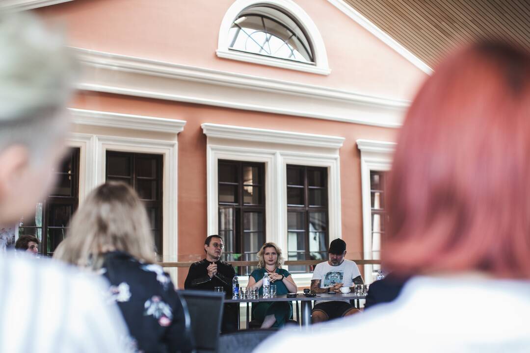 Temos: "Tinklas" – tai spektaklis apie žmogaus psichologinę, emocinę ir dvasinę savijautą technologizacijos laikotarpiu.