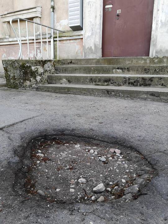Problema: kai kuriuose uostamiesčio daugiabučių namų kiemuose atsirado nemenkų duobių.