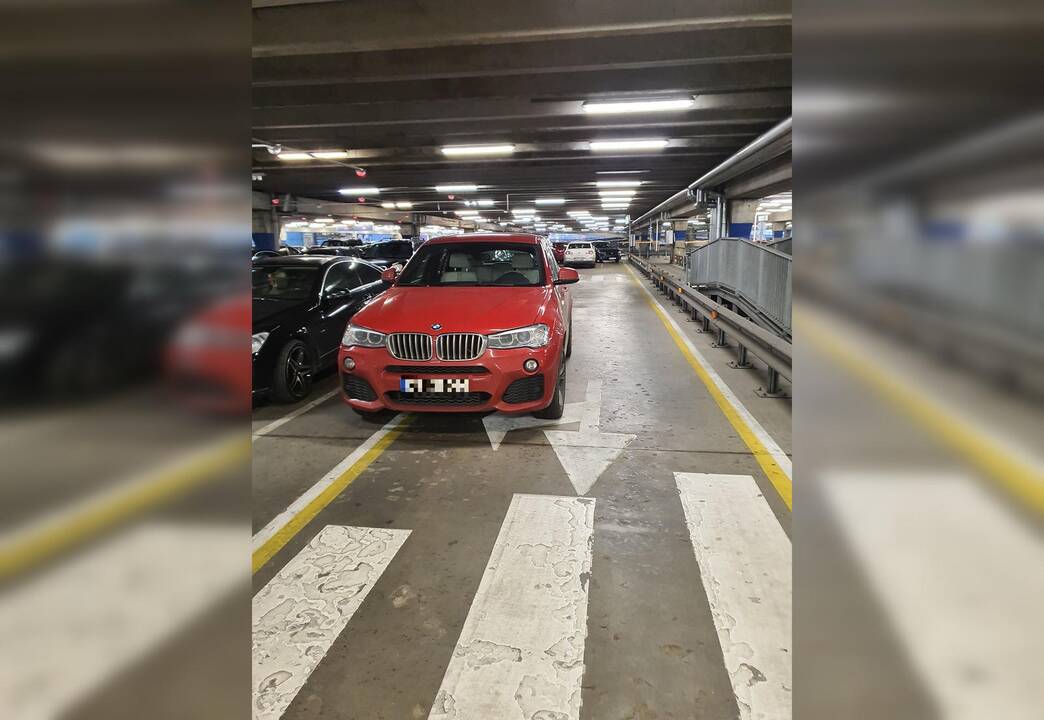 Kauniečius pribloškė akiplėšiškas elgesys: vairuotojas įžūliai užstatė pravažiavimą